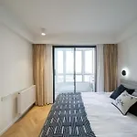Moli B&B-Nanjing West Road 3-Bedrooms With Elevator 3 King-Size Beds 2 Bathrooms 1Bathtub Apart Ment Near The Subway