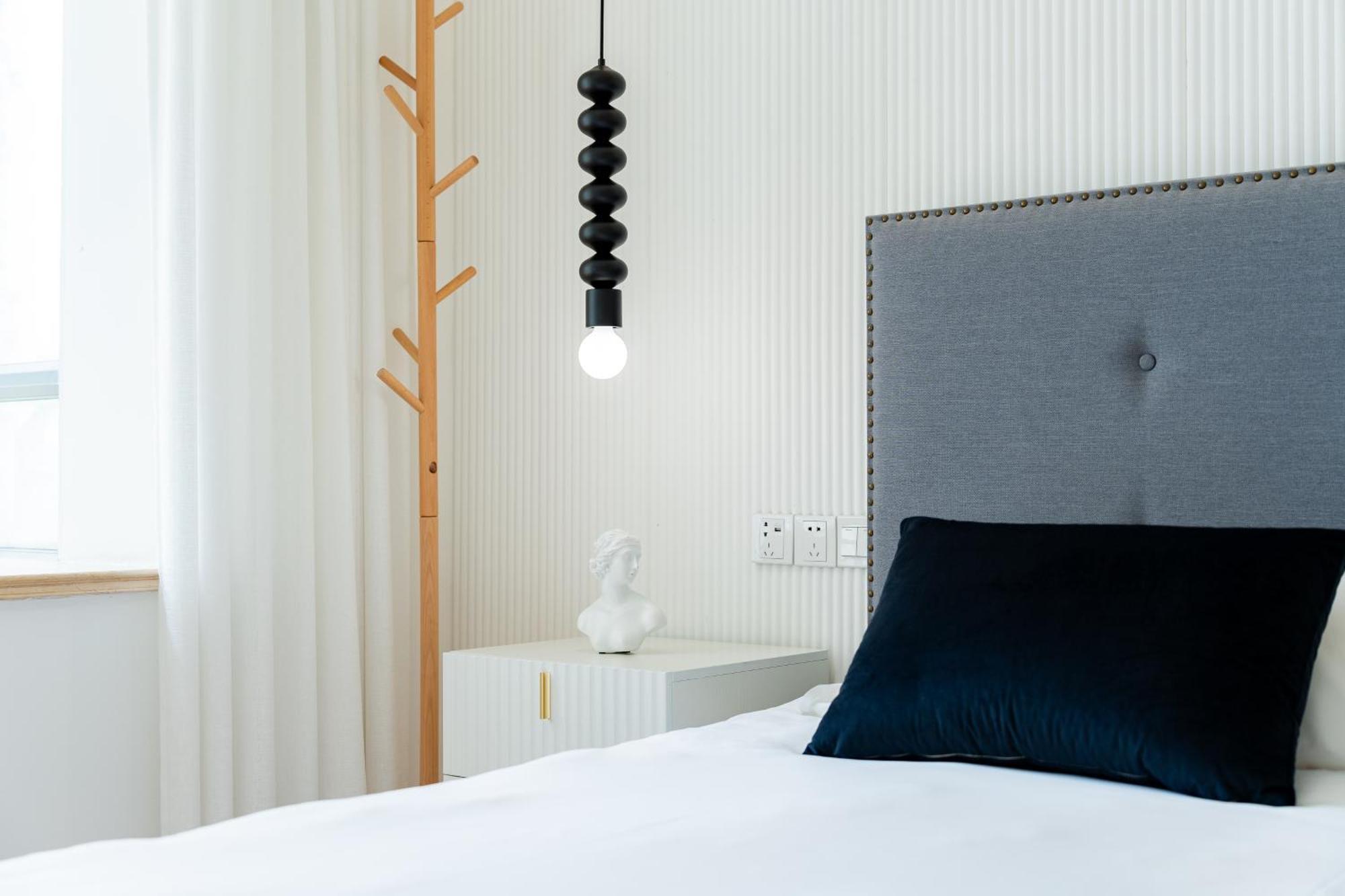 Apartment Moli B&b-nanjing West Road 3-bedrooms With Elevator 3 King-size Beds 2 Bathrooms 1bathtub Ment Near The Subway Shanghai