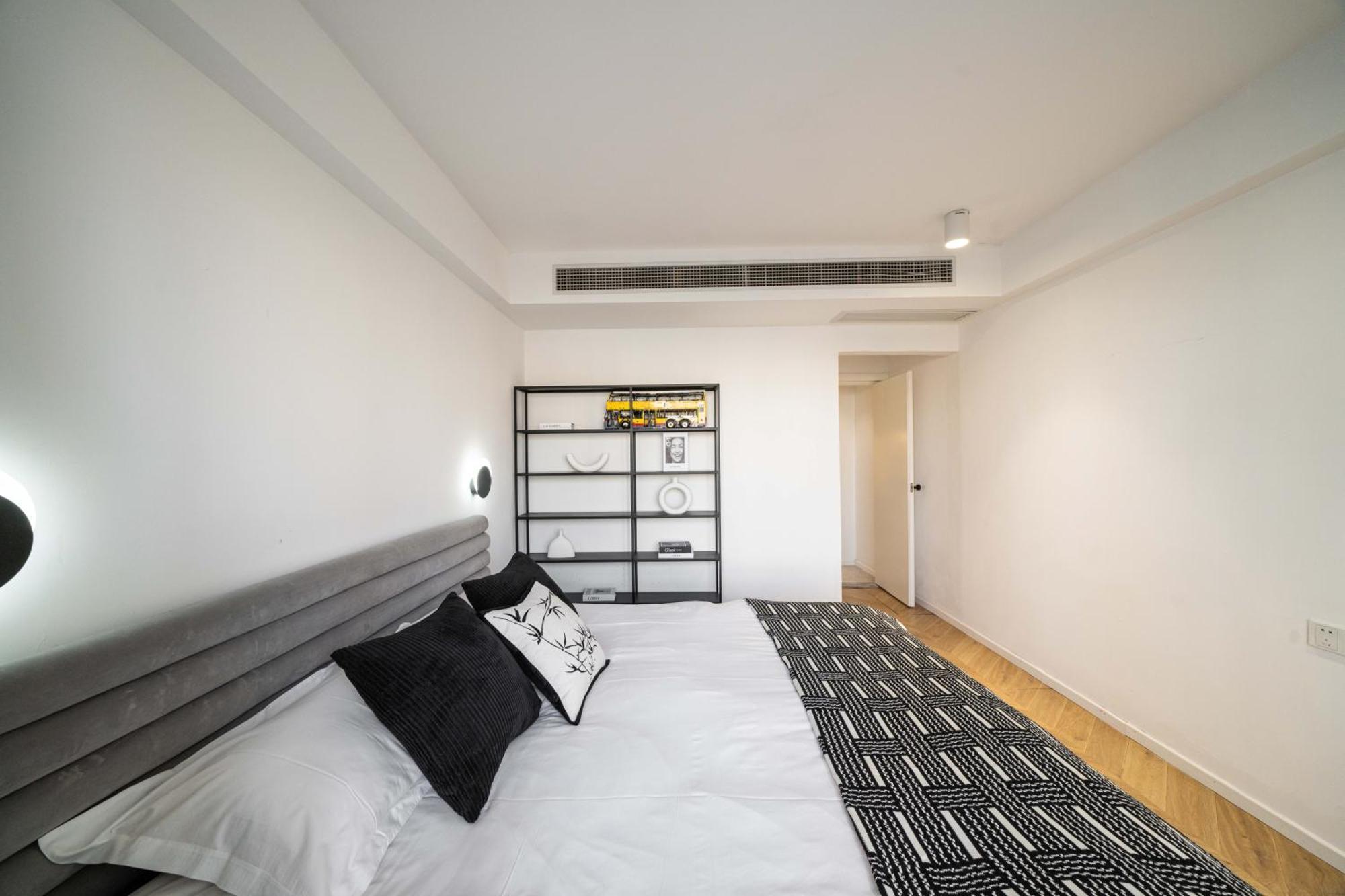 Apartment Moli B&b-nanjing West Road 3-bedrooms With Elevator 3 King-size Beds 2 Bathrooms 1bathtub Ment Near The Subway Shanghai