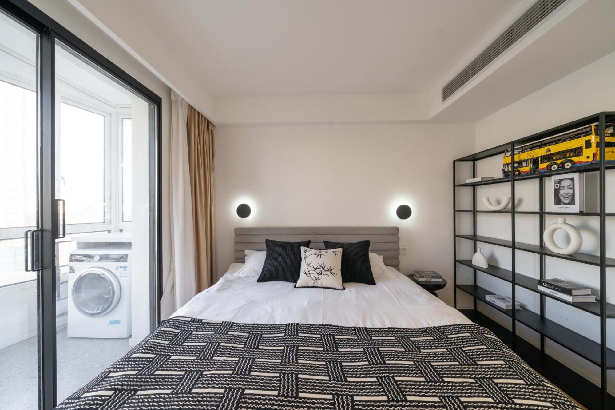 Moli B&b-nanjing West Road 3-bedrooms With Elevator 3 King-size Beds 2 Bathrooms 1bathtub Ment Near The Subway Apartment Shanghai