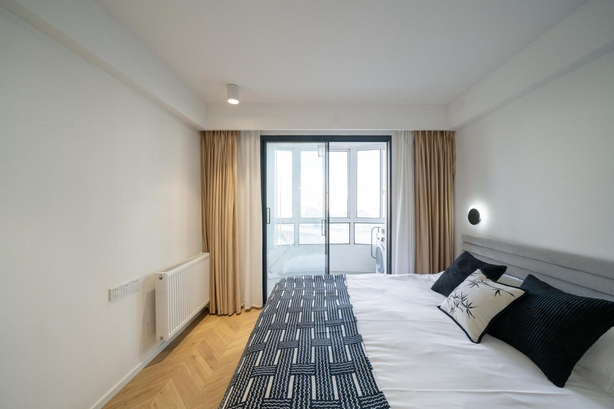 Moli B&b-nanjing West Road 3-bedrooms With Elevator 3 King-size Beds 2 Bathrooms 1bathtub Ment Near The Subway Shanghai