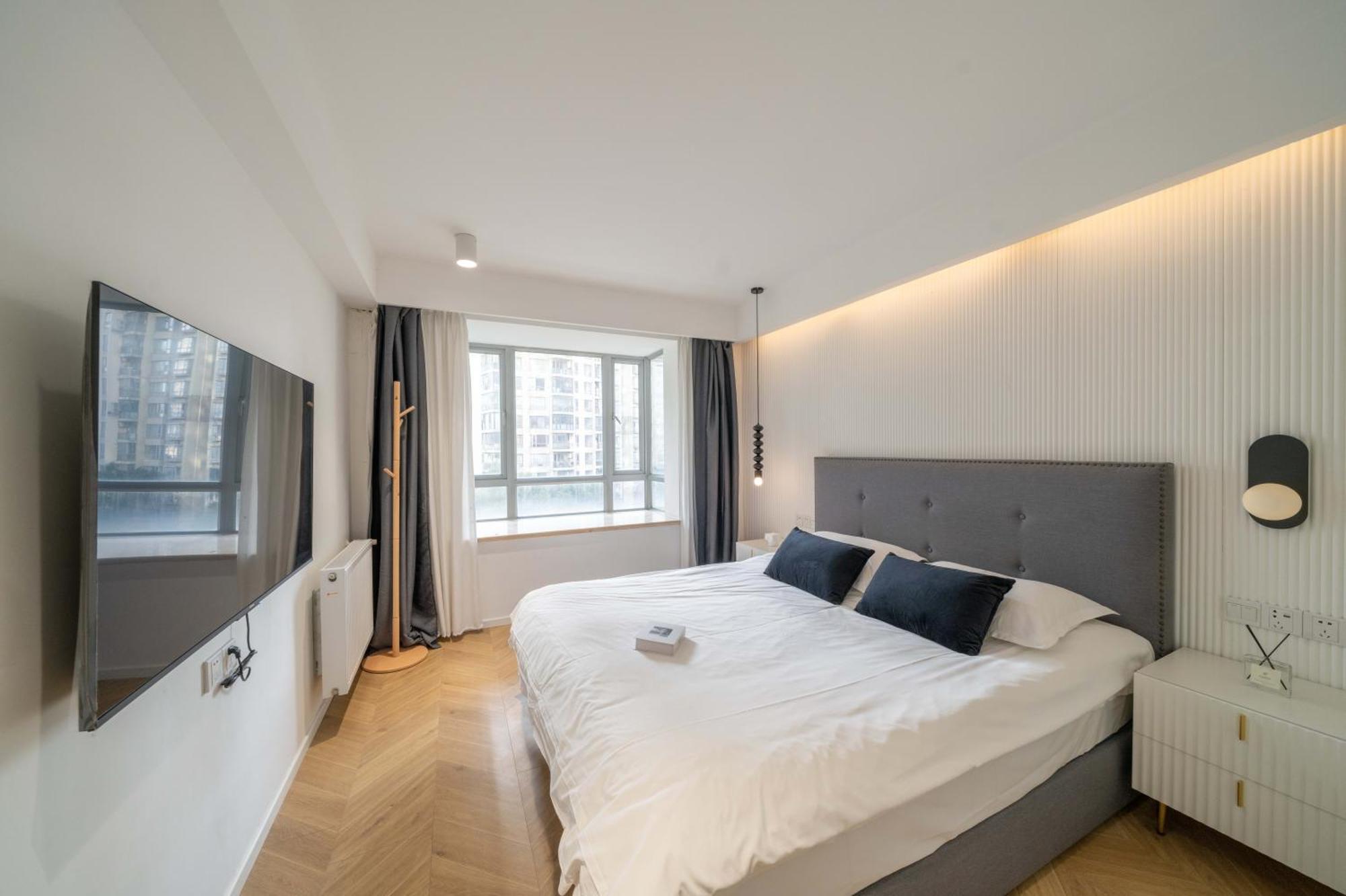Moli B&b-nanjing West Road 3-bedrooms With Elevator 3 King-size Beds 2 Bathrooms 1bathtub Ment Near The Subway Apartment Shanghai