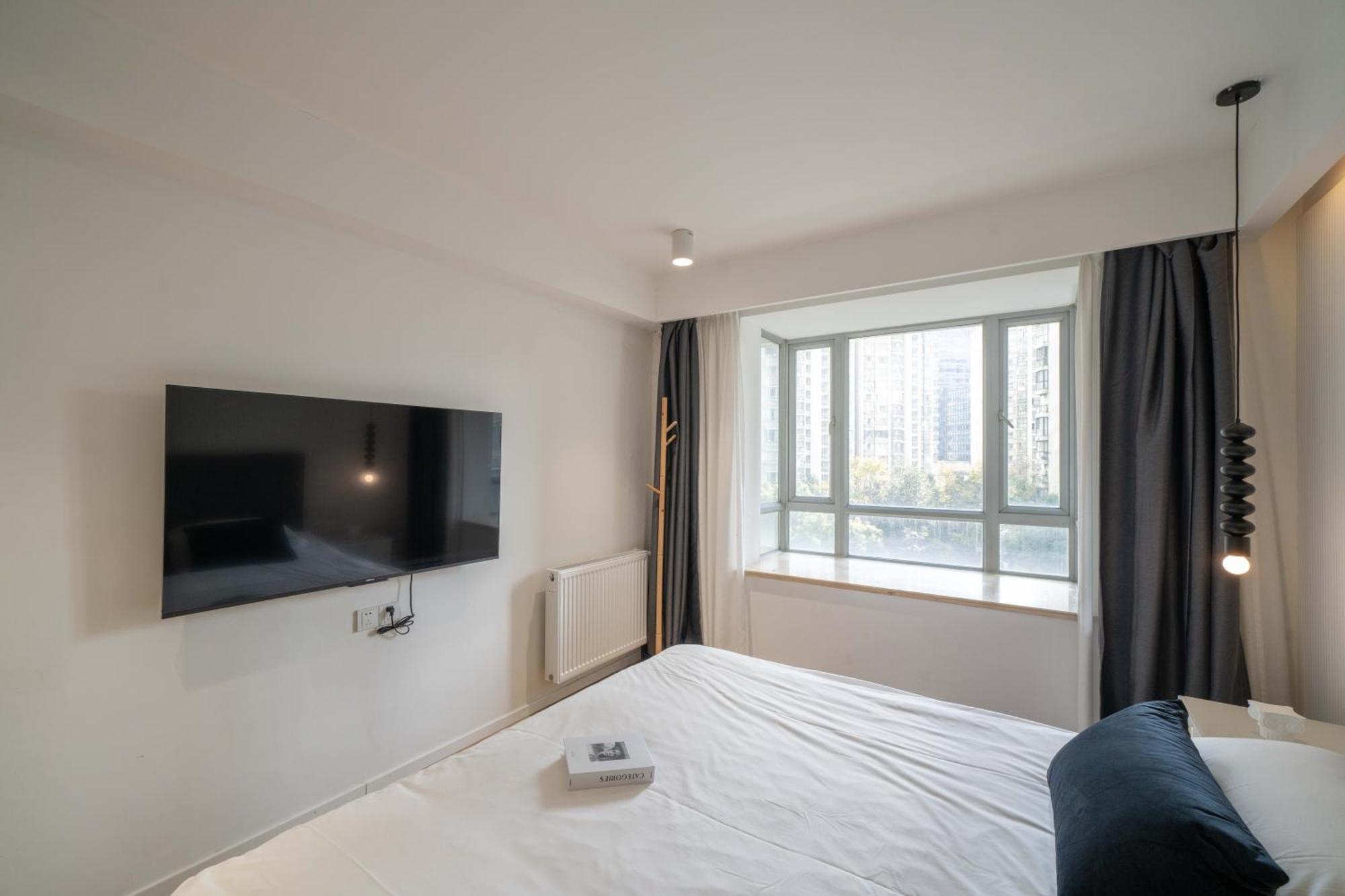 Moli B&b-nanjing West Road 3-bedrooms With Elevator 3 King-size Beds 2 Bathrooms 1bathtub Ment Near The Subway Apartment Shanghai